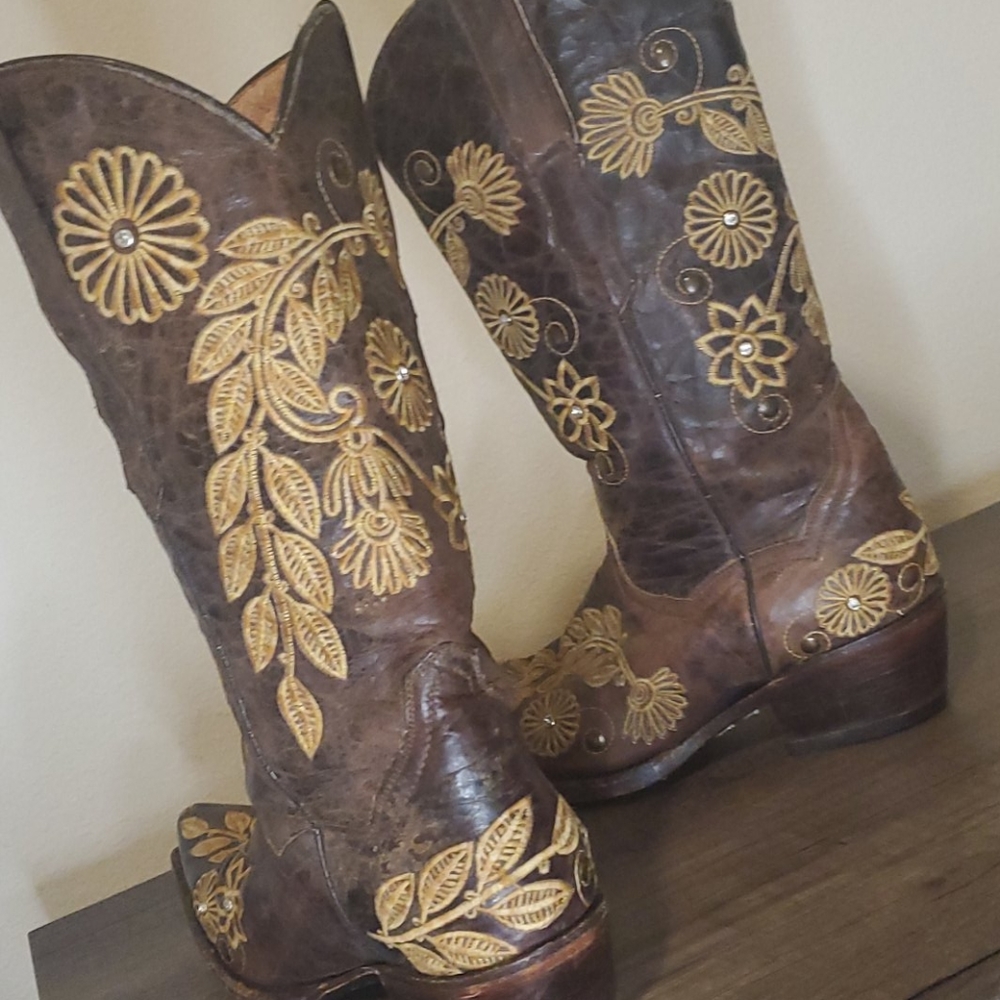 Boots - Picture 2 of 4